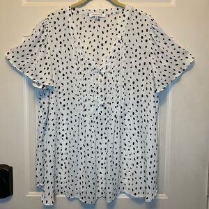 Rose + Olive White w/ Black Spots Top Sz 1X Flutter Sleeves V-Neck Pleats
